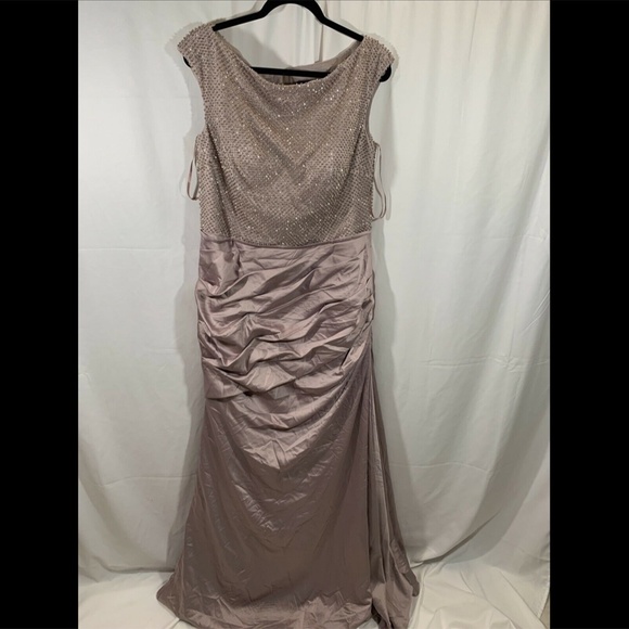 NEW La‎ Femme Beaded Top Ruched Crepe Satin Gown [SZ 14 ] - Picture 5 of 12